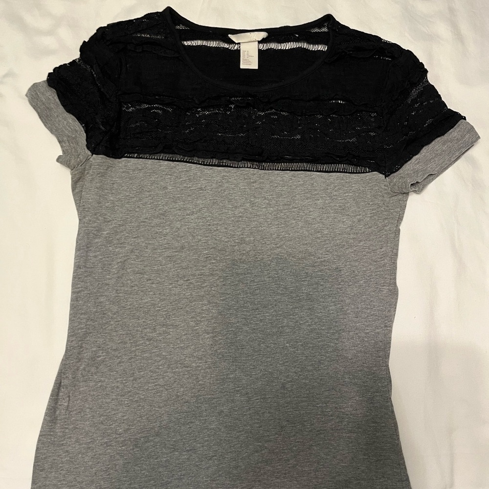 HM gray shirt sleeve shirt with lace top